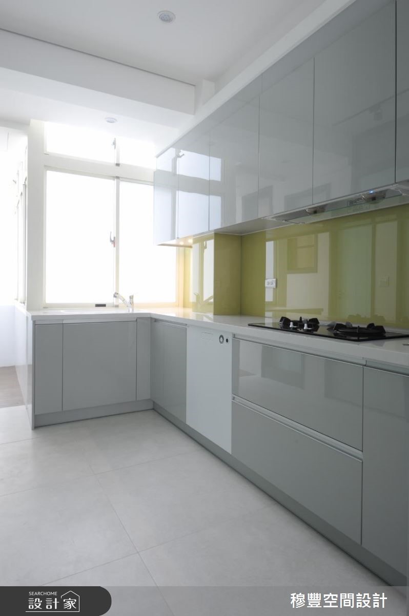 40 年的老屋為傳統長屋，採光極差、漏水嚴重，甚至壁